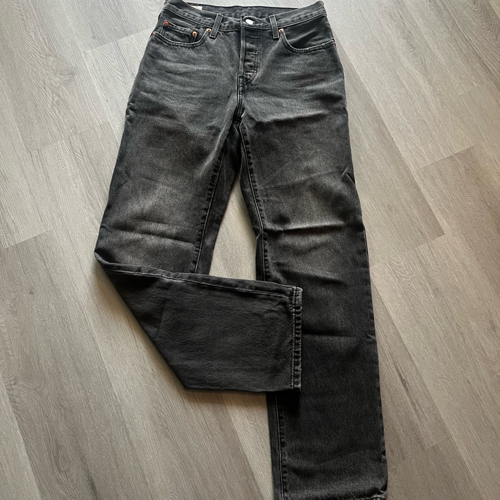 High waisted Levi’s black wash 501